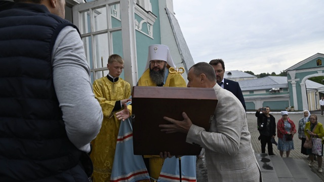 В Смоленск доставлен ковчег с мощами святителя Тихона,...