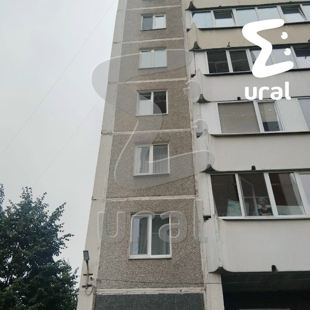 Трёхлетняя девочка выпала с шестого этажа в Екатеринб?...