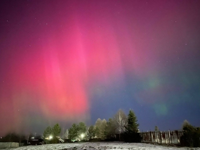 Северное сияние увидели жители Свердловской области.
...