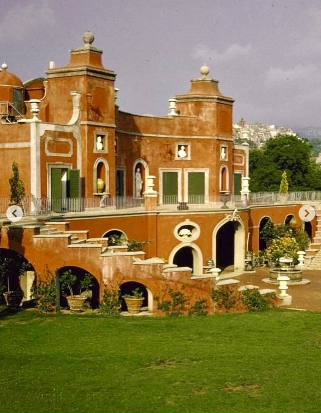 Внутри римской виллы Софи Лорен, 1964 год.
Когда легенда ...