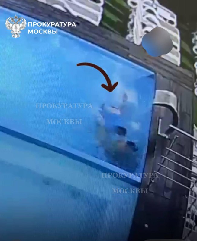 В Москве длинные волосы 12-летней девочки засосало в трубу под водой в бассейне развлекательного ком