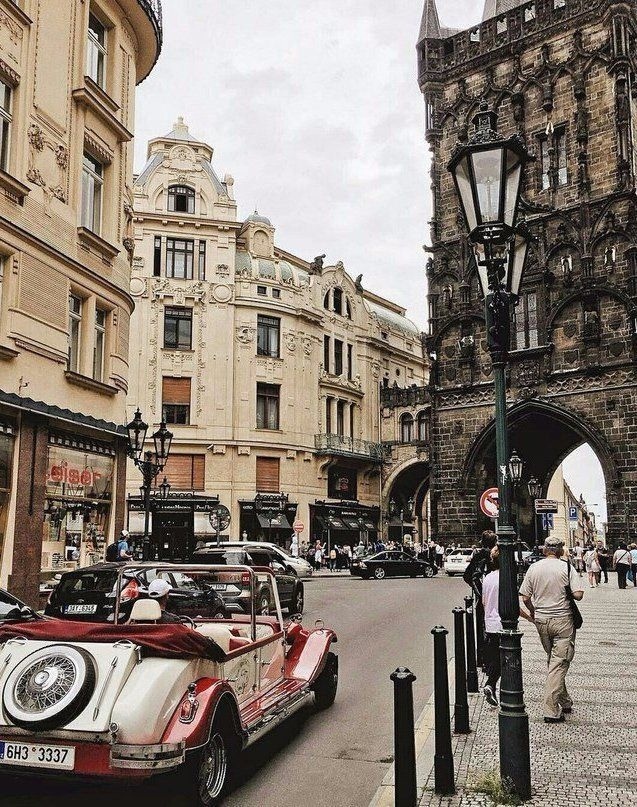 Прага – один из красивейших городов мира. Уехать бы и п...