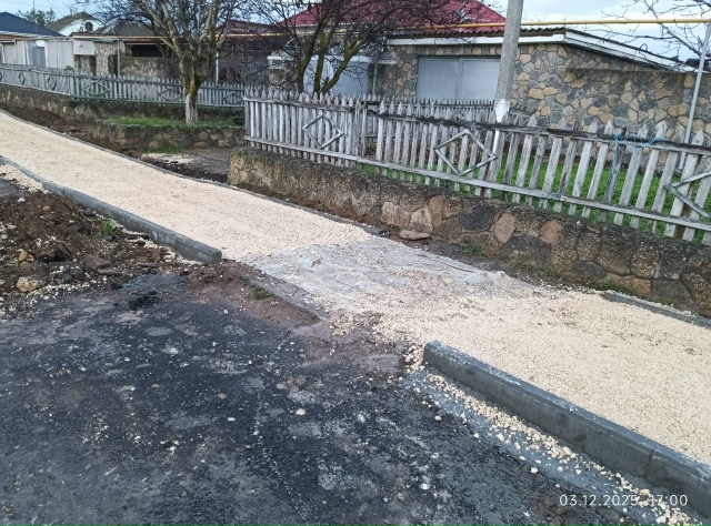 На улице Кошевого в Заозерном подрядчик начал укладку ...