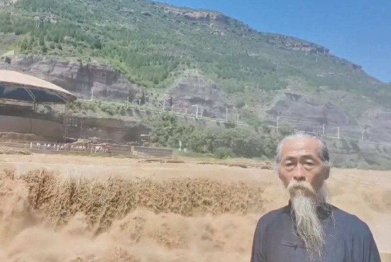 я слушаю, как мама рассказывает мой самый сокровенный секрет рандомным родственникам, просто чтобы р