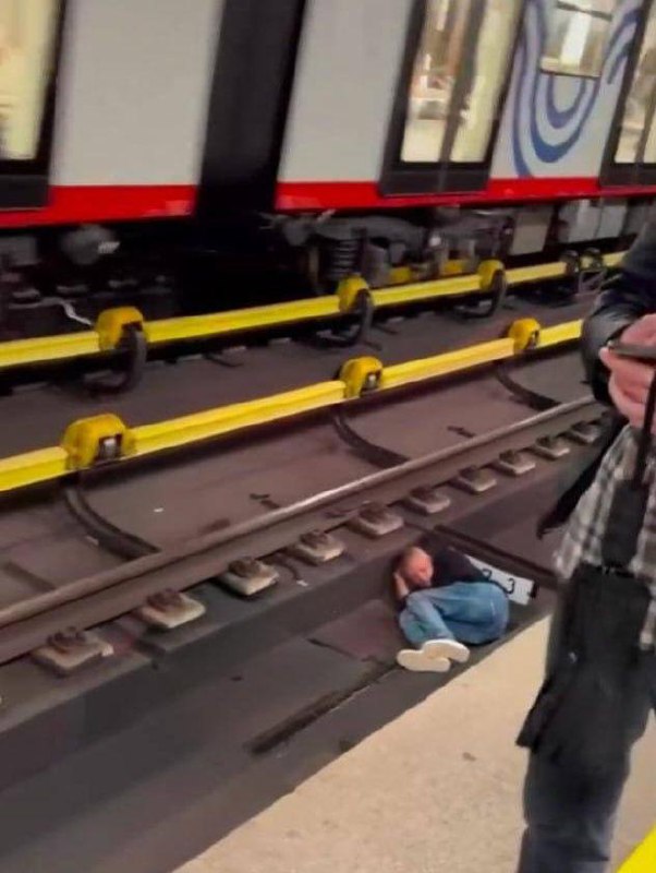 В Москве мужик просто уснул между рельс.
Проехавший прямо над головой поезд не разбудил его, и сот