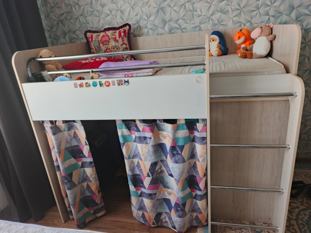 Продам кровать чердак ,шкаф и диван (5 тыс стоимость див...