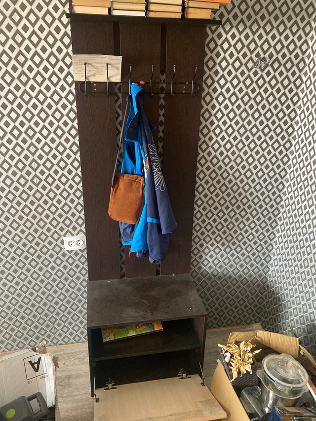 Отдам бесплатно напольную вешалку в прихожую. Все цело...