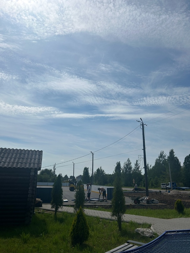 Пока все люди на озерах , в Окуловке ударными темпами и?...