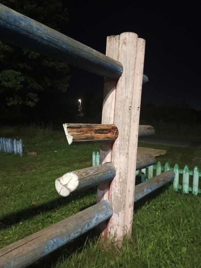 Детская площадка в посёлке Восход.
Сгнило всë.Как на т?...