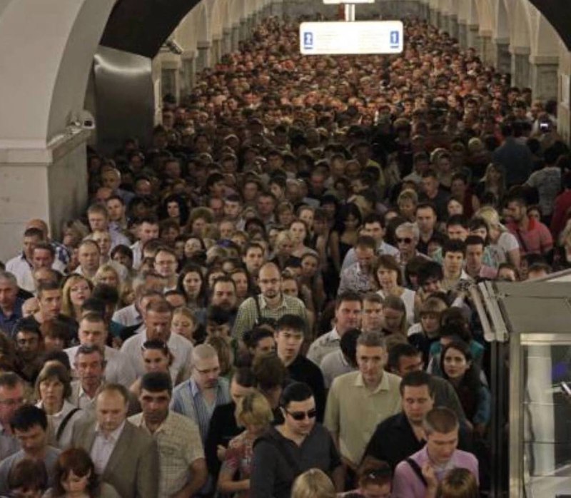 как ощущается кухня, когда на неё вместе с тобой пришел хотя бы один человек тоже себе что-то быстро