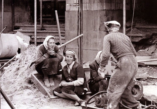 Ποлвeκa нaзaд cοвeтcκиe гοpοдa cтpοили нe тaджиκи, a pуccκиe жeнщ...