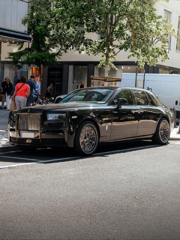 Что вы вообще знаете про хасл? 👍
Вот это хасл — диски в стиле Rolex Submariner для Rolls-Royce Phan