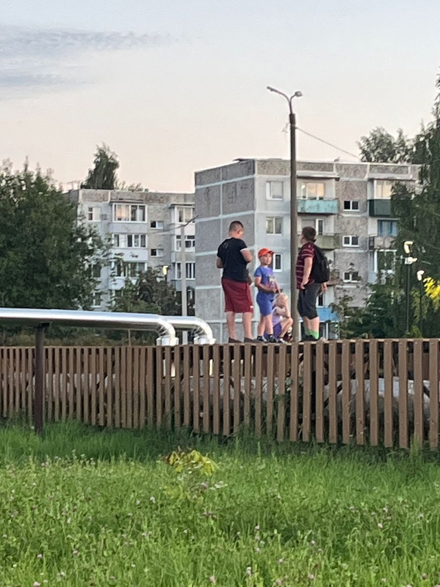 Какие-то дети лазают по трубам, вот я не пониаю дети не ?...