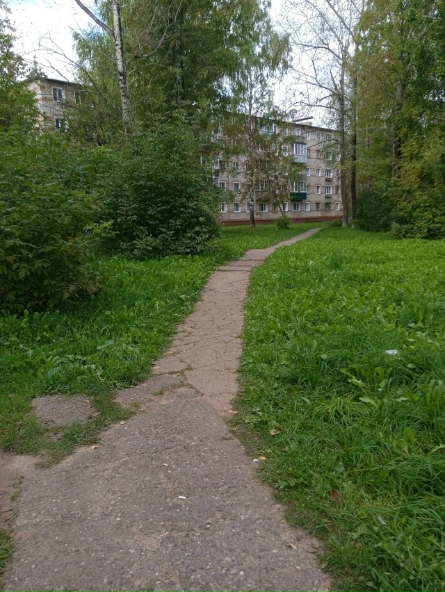 Так выглядит эта тропинка на Луначарского 8а днем, а к в...