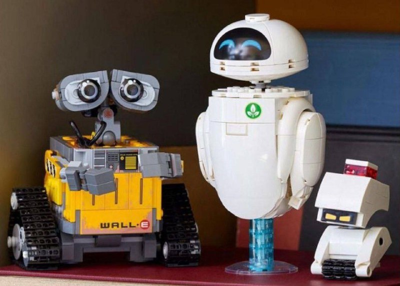 Lego по ВАЛЛ-И уже в продаже — можно поставить милейшего робота-мусорщика себе на полку.
В наборе с