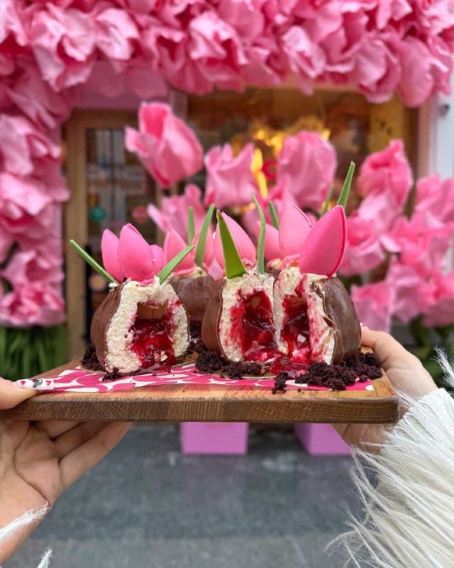 Вааау, OMG Coffee выкатили новые десерты к 8 марта в виде луковицы тюльпана. В кофейнях появятся уже