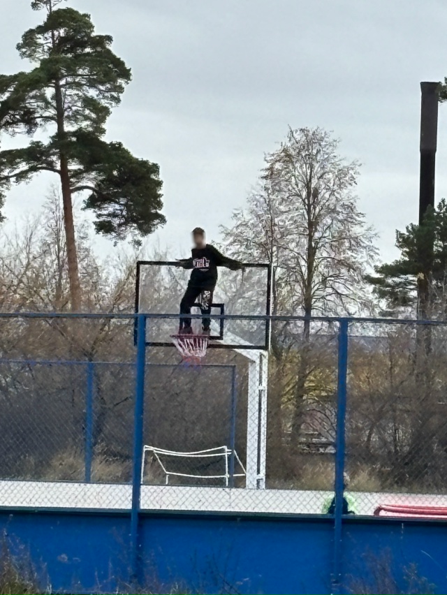 ❓ Чей пацан на кольце стоит?
На авангарде ток сделали ?...