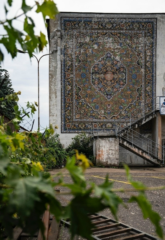 Мозаика на стене ковровой фабрики
Ковары, Польша