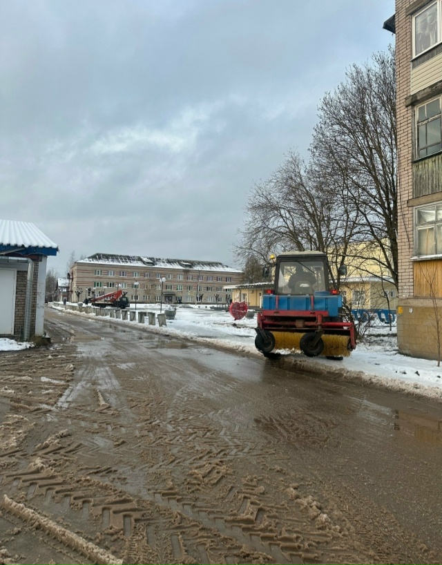 На Молодежной площади сегодня порядок наводили , снег ?...