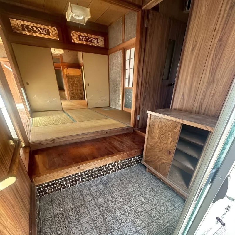 В Японии бесплатно отдают настоящий дом самурая.
Новому владельцу достанется просторный традиционны