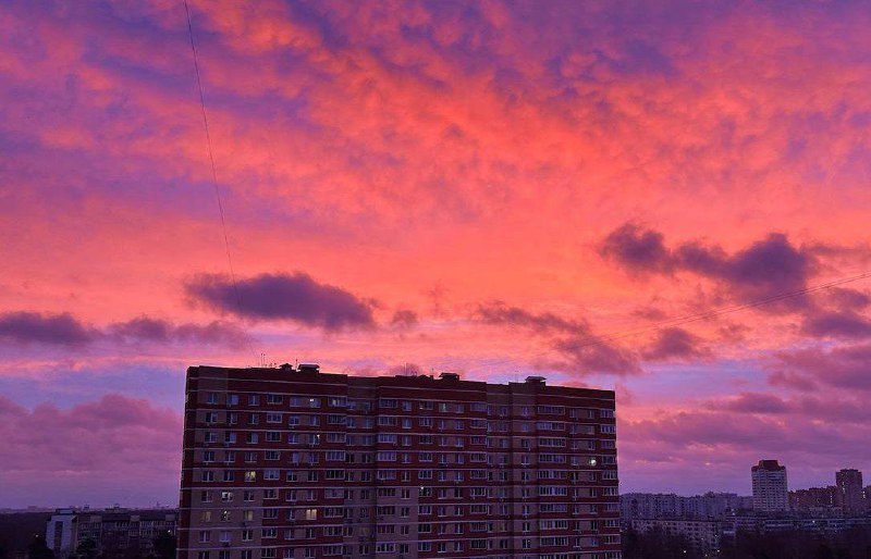 Фиолетово-розовое накрыло Москву и область.
К Р А С И В О