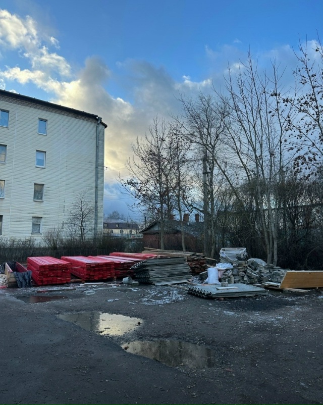 В Окуловке начали делать крышу у дома за Вайлдберис! Ка...