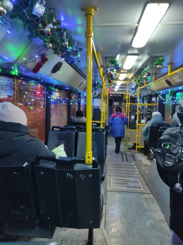 А у нас уже автобус украсили к НГ 🌲)))