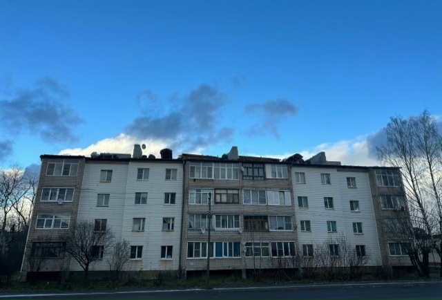 В Окуловке начали делать крышу у дома за Вайлдберис! Ка...