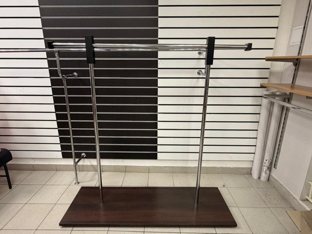 В связи с закрытием магазина распродаю оборудование, в...