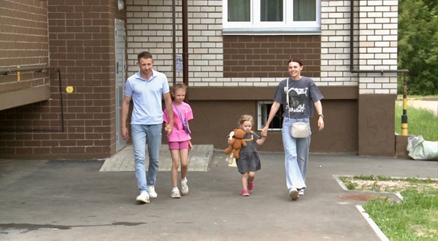 👉В Сафоновском округе молодые врачи получили служебн...