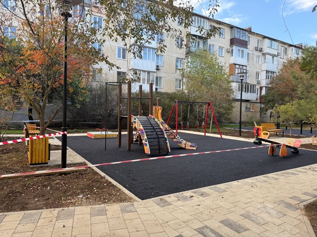 Подходит к завершению благоустройство дворов по пр. По...