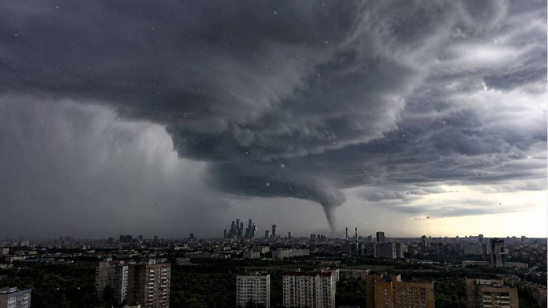 🌪️ Смерч и град обрушатся сегодня на Подмосковье, — синоптики В Москве же воздух прогреется до 30°