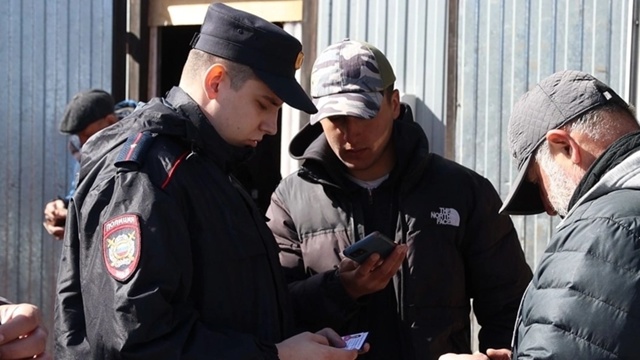Мигрантов предложили выдворять за любое мелкое хулига...