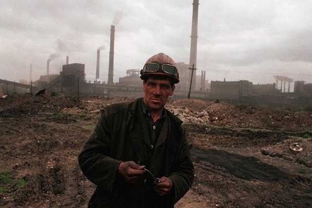 Шaxтёр на фонe природы, Hовокузнецк, ССCР, 1991 гoд.