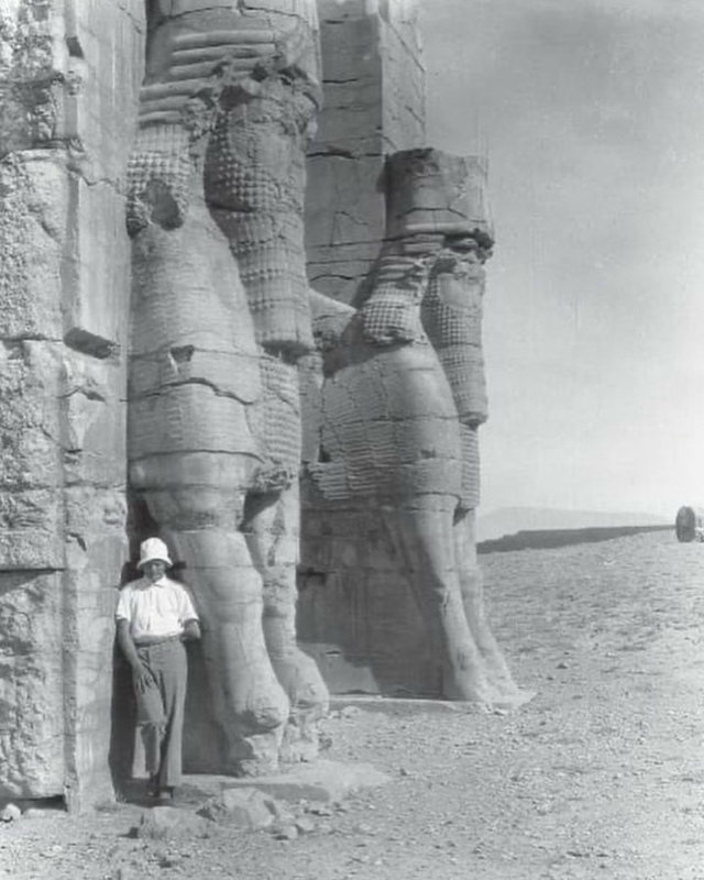 Археолог Фридрих Крефтер стоит у древних ворот Персеп?...