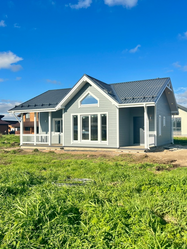 Каркасный одноэтажный дом, с небольшой террасой. 🏠
С?...