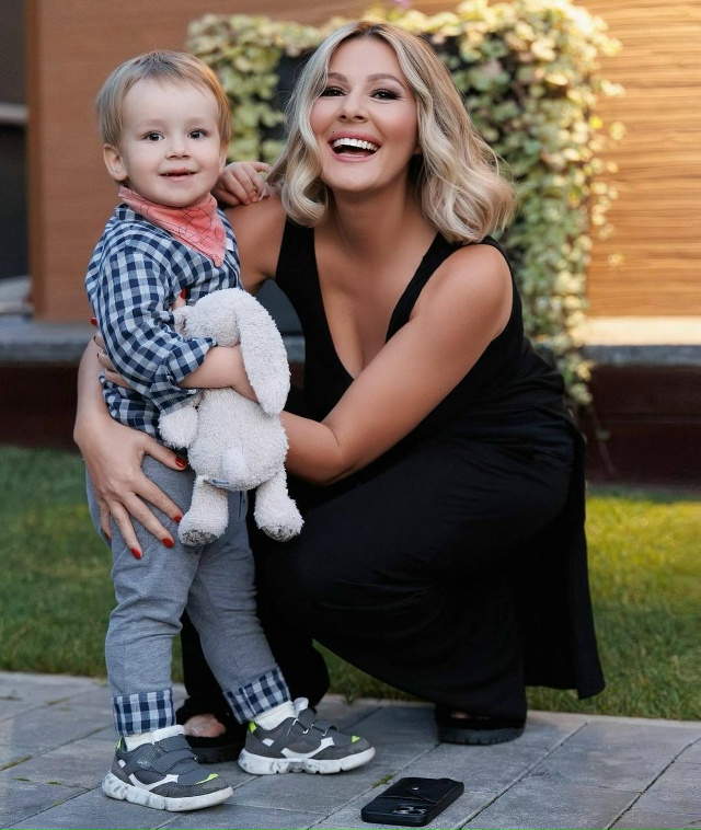 💁‍♀ Она представила малыша так: «Знакомьтесь, Алекса...