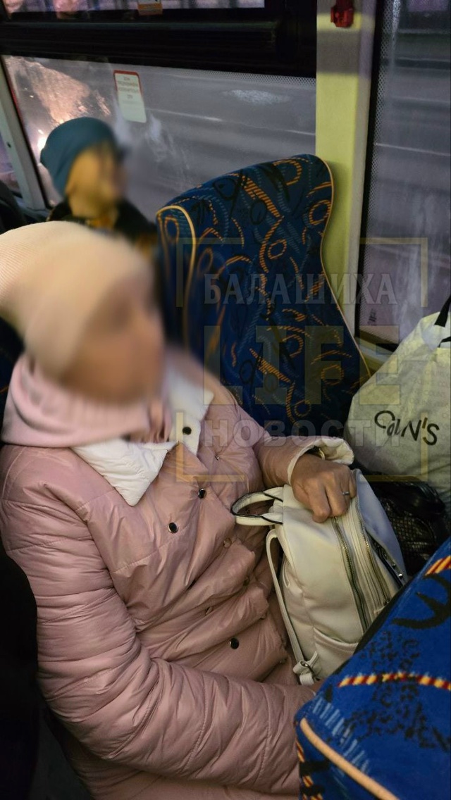 Вот эта наглая женщина заняла место для своих пакетов ?...