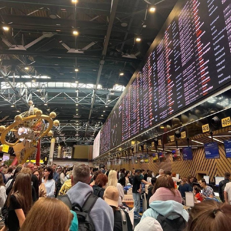 ✈️ В Шереметьево пассажиров не пускают в терминалы, на парковке столпотворение