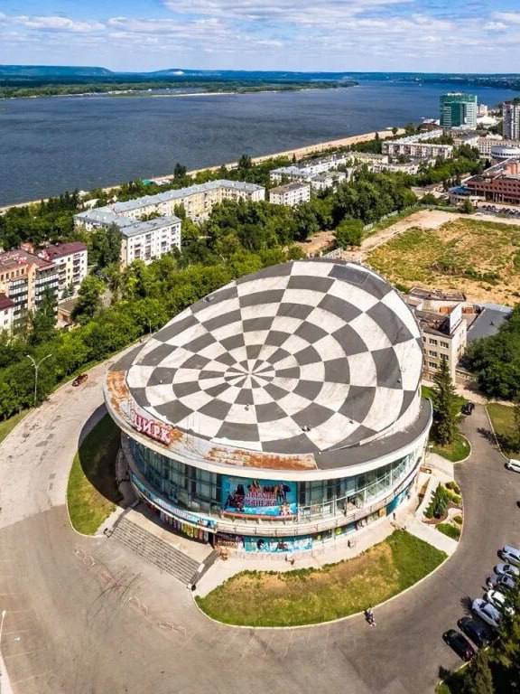 В Самаре ремонтируют крышу цирка. Она стала однотонной...