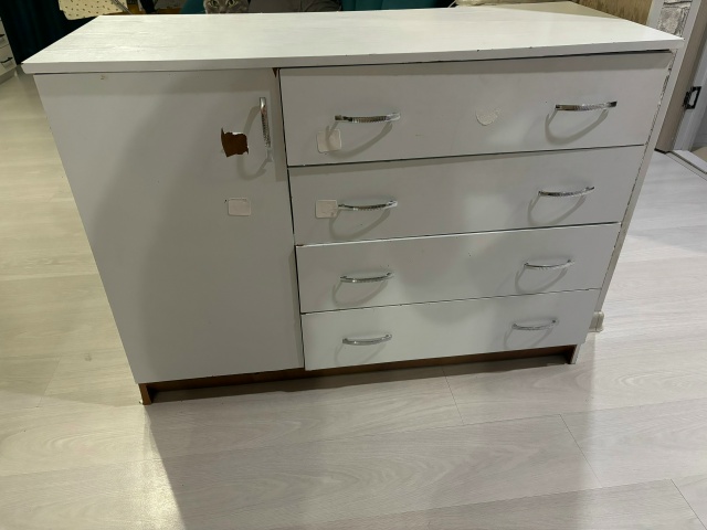 Отдам комод. Самовывоз с 3 этажа. На ящиках остались нак...