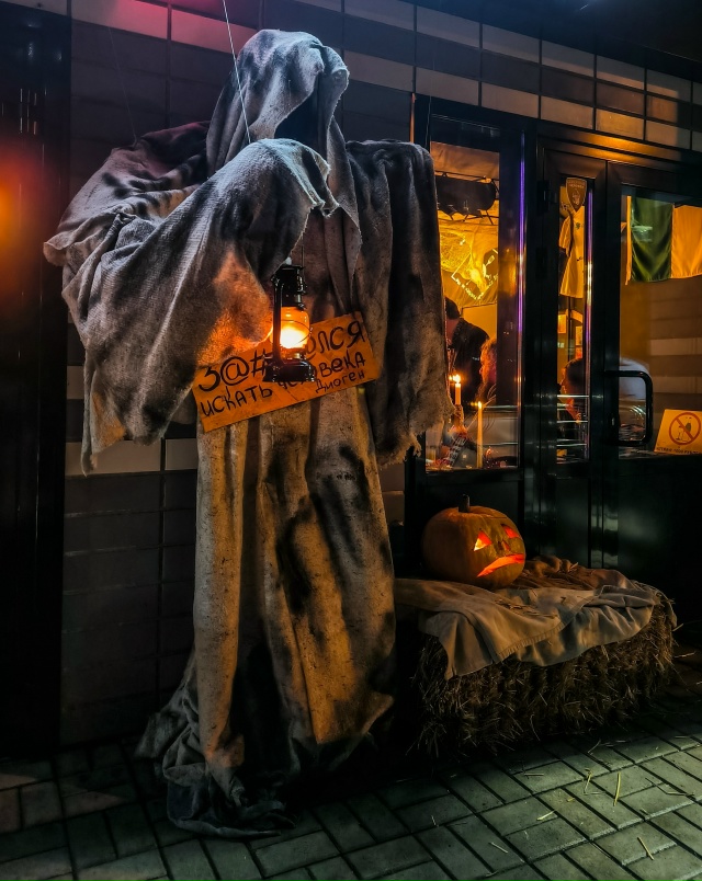 В ЖК Лазурный у бара встречает вот такой персонаж.
Как ?...