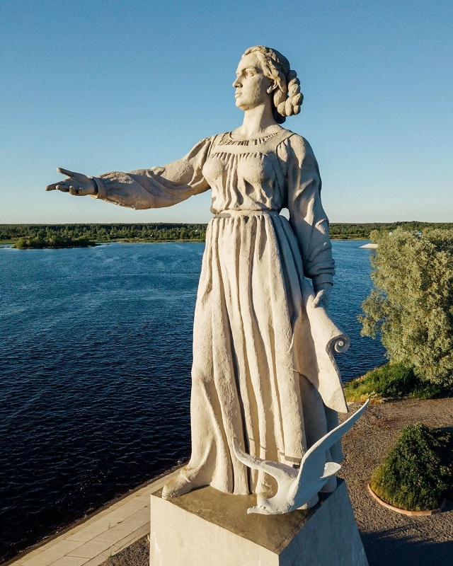 Монумент располагается на песчаной косе Рыбинской ГЭС...