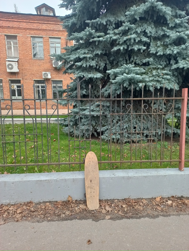 Кто скейт забыл на Стройгородке перед заводоуправлени...