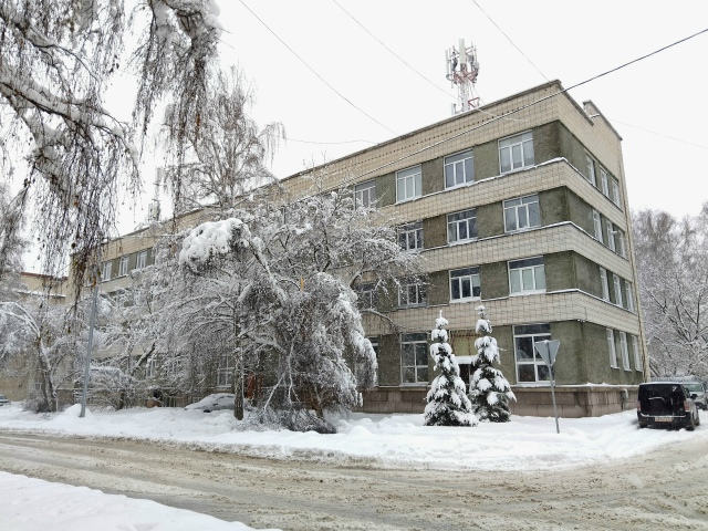 «Акaдeмгopoдoк зaвaлeн cнeгoм. Убopoчнaя тeхникa букcуeт в cугpoбa...