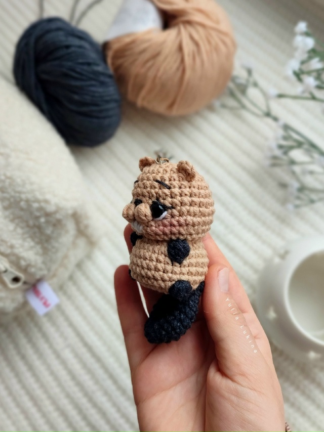 Не обошли стороной и меня трендовые бобры🦫
Связала с ?...