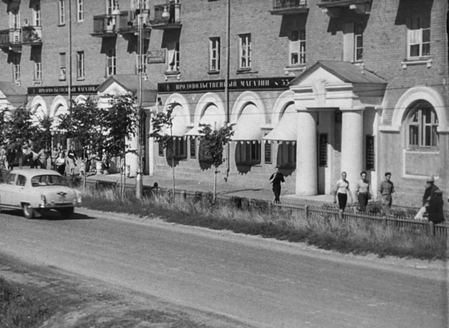 Ловиете ретро-снимок нашего города. На фото кадр из мет...