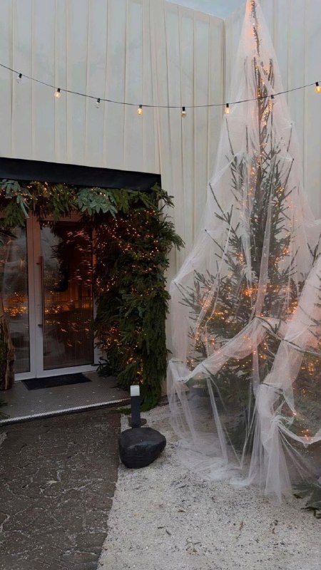 В соцсетях хайпят ёлки в… свадебной фате
Ёлку украшают как обычно, но сверху вместо мишуры накрываю