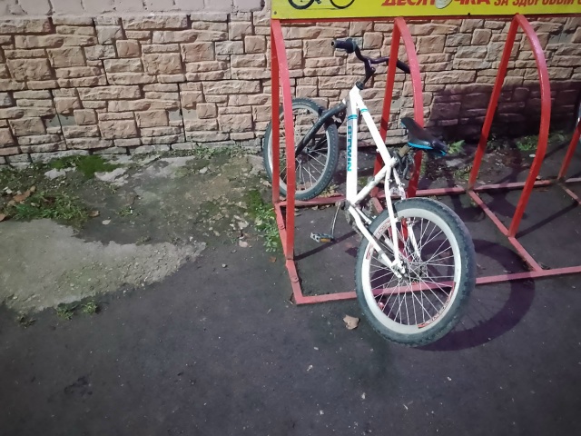 Чья потеряшка ? Стоит не первые сутки у магазина десято...