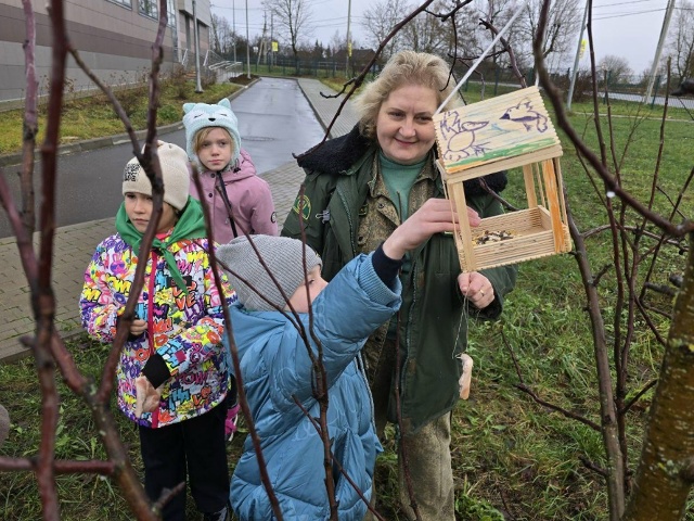 Лесничие отряды открыли птичьи столовые в селе под Мож...